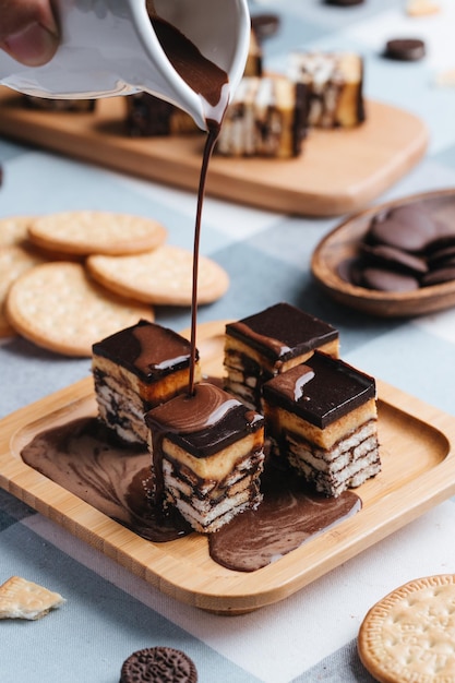 テーブルのデザートにチョコレート