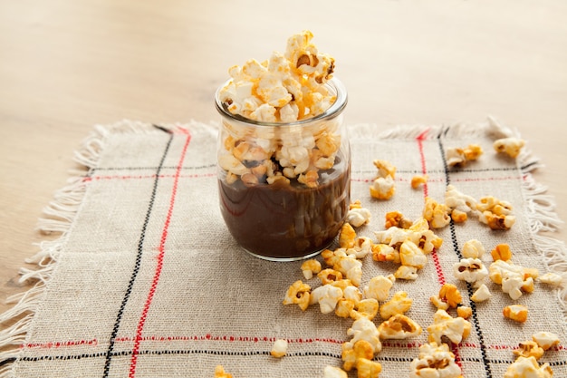 Photo chocolate dessert with popcorn on wooden table. homemade cacao tasty pudding.