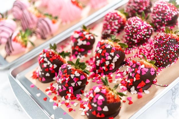 Foto fragole ricoperte di cioccolato ricoperte di confetti