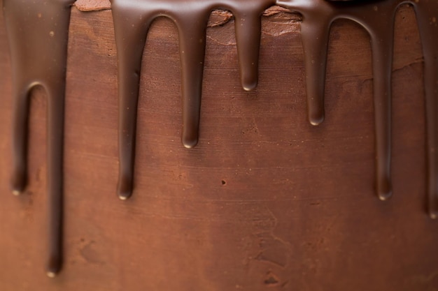 ダークチョコレートガナッシュの背景にチョコレートが滴る