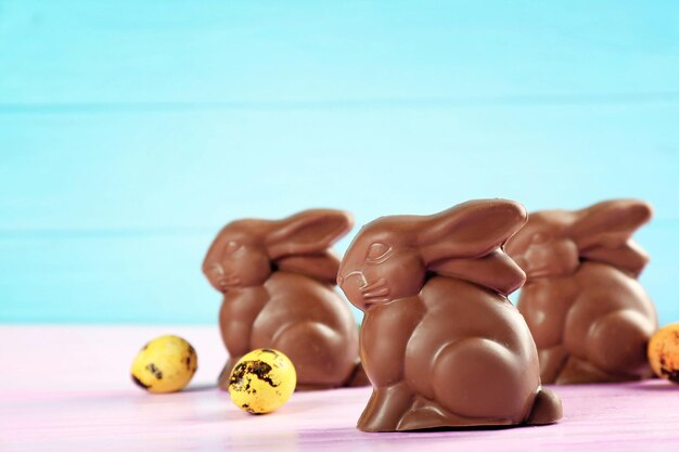 Photo chocolate easter bunnies on color background