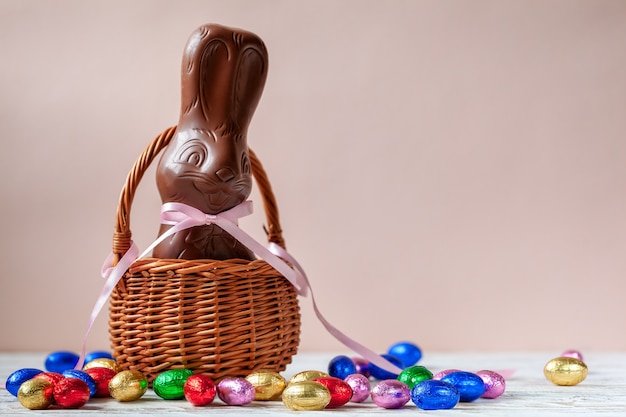 チョコレートイースターのウサギとピンクのお菓子