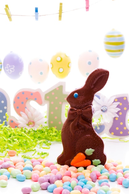 Шоколадный пасхальный кролик с другими пасхальными конфетами.