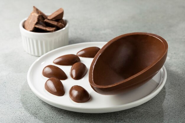 Foto uovo di pasqua al cioccolato sul tavolo