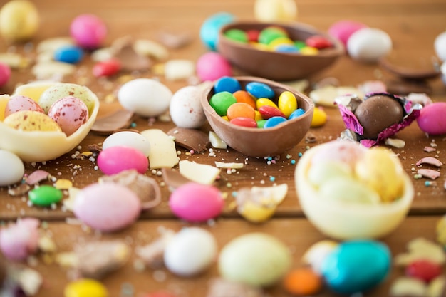 шоколадные пасхальные яйца и конфеты на столе