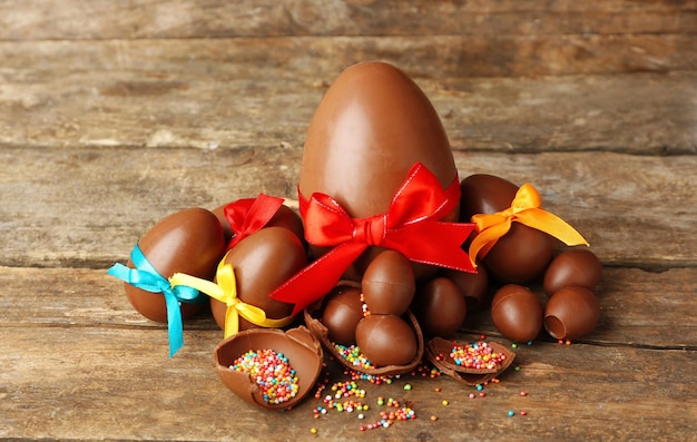 Foto uova di pasqua di cioccolato su fondo di legno