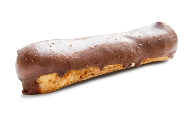 Foto eclair al cioccolato isolato