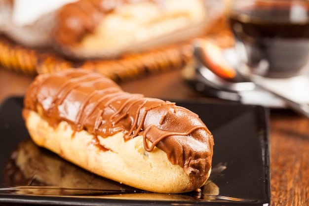 Foto eclair al cioccolato con ripieno di cioccolato