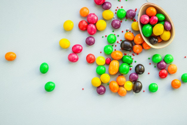 шоколадное яйцо и разноцветные конфеты