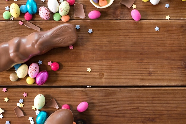 шоколадные яйца пасхальный кролик и конфеты на дереве