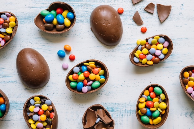 写真 お菓子がいっぱいのチョコレートの卵