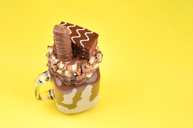 Шоколадный экстремальный молочный коктейль с пирожным, шоколадной пастой и конфетами.