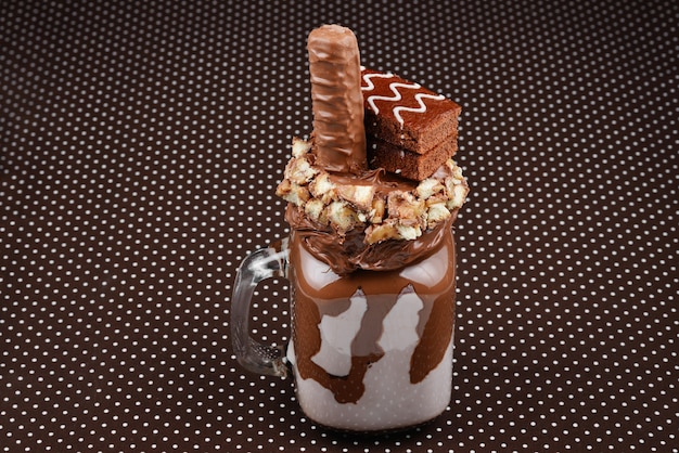 Шоколадный экстрим молочный коктейль с пирожным брауни