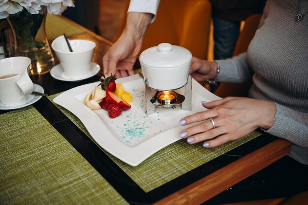 Chocolate fondue with fresh berries