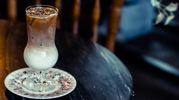 Foto frappe al cioccolato sullo sfondo del tavolo in legno del ristorante con interni in stile vintage