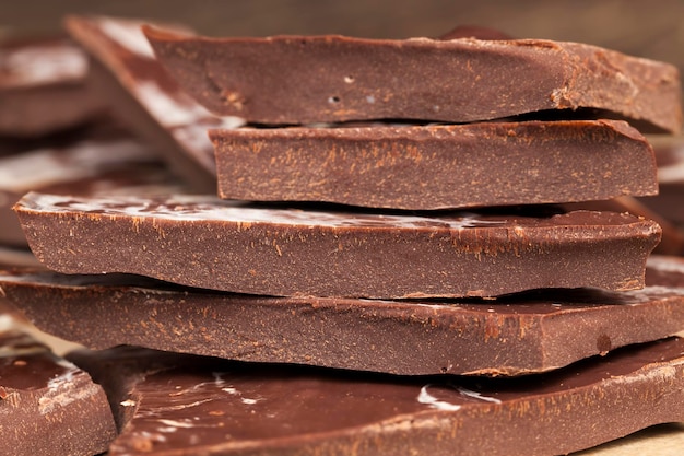 코코아 버터가 많은 코코아 제품의 초콜릿, 초콜릿은 많은 조각으로 부서집니다.