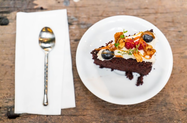 Foto torta di frutta al cioccolato con caramello