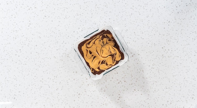 ピーナッツバターの渦巻き状のチョコレートファッジ