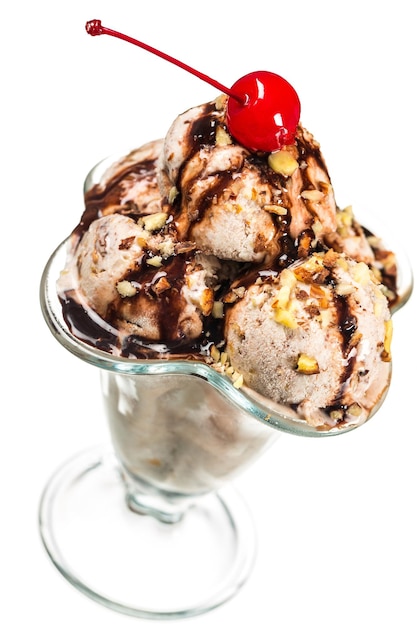 背景にガラスのチョコレートアイスクリーム