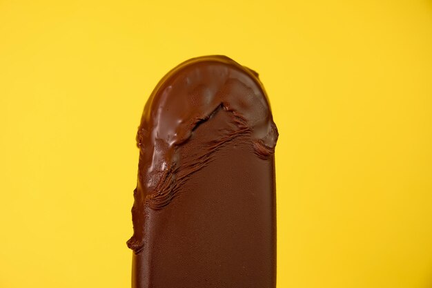 사진 노란색 배경에 초콜릿 아이스크림이 녹는다