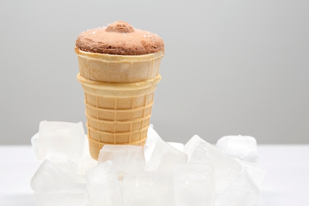 氷のかけらのワッフルコーングラスのチョコレートアイスクリーム。デザートフード