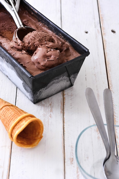 Foto gelato al cioccolato su una tavola di legno bianca