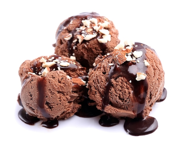 Gelato al cioccolato con topping al cioccolato isolato