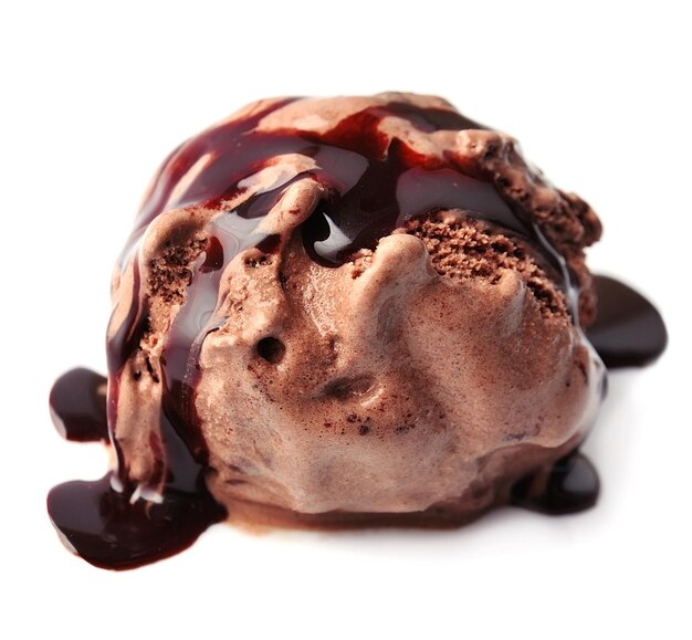 Photo chocolate ice cream with chocolate topping