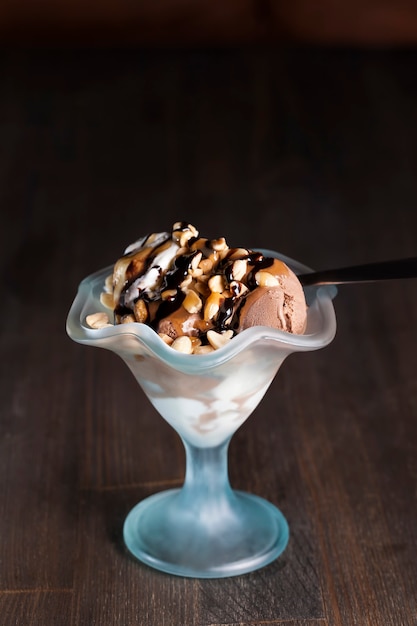 ピーナッツ、キャラメル、チョコレートのチョコレートアイスクリーム