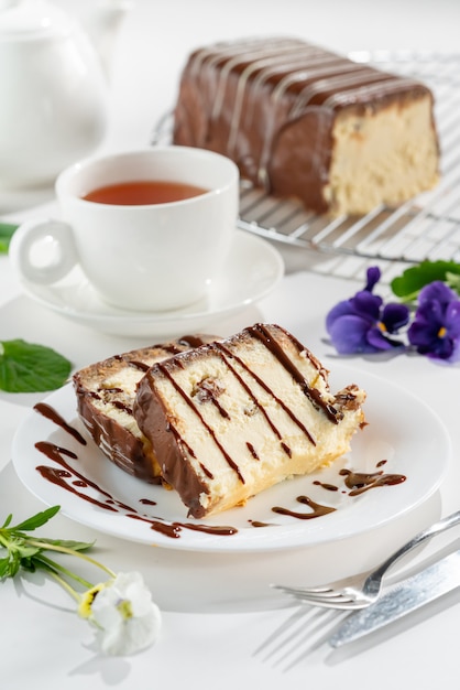 Foto torta di ricotta glassata al cioccolato