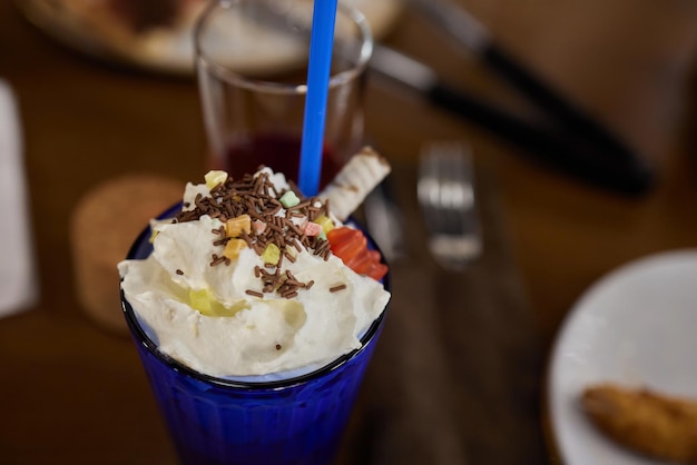 Milkshake squisito con glassa al cioccolato con ciambella e dolci tendenza del cibo pazzo di freakshake copia spazio