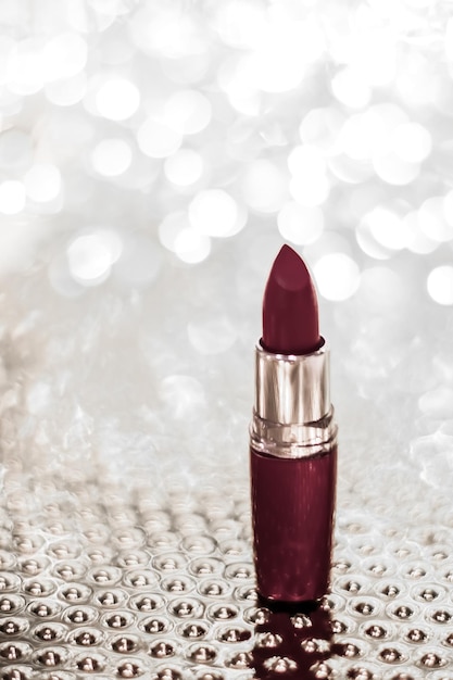 Rossetto al cioccolato su argento natale capodanno e san valentino vacanza sfondo glitter trucco e prodotti cosmetici per il marchio di bellezza di lusso