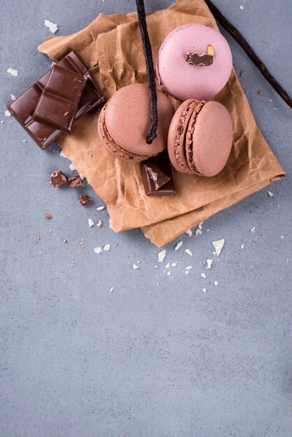 Chocolate macaroons with mint