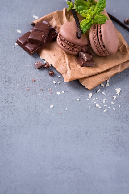 Photo chocolate macaroons with mint