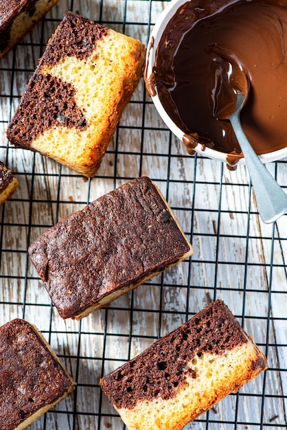 Pezzi quadrati di torta di marmo al cioccolato servire dessert dolce