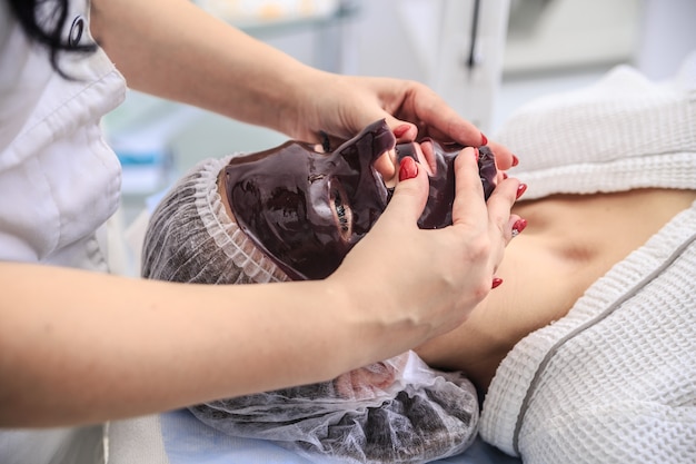 Photo chocolate mask treatment on spa salon