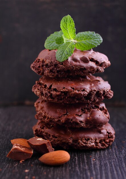 Шоколадное печенье безе с орехами на черном фоне