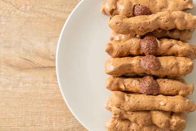 Bastone di meringa al cioccolato su piastra - spuntino francese e stile dessert