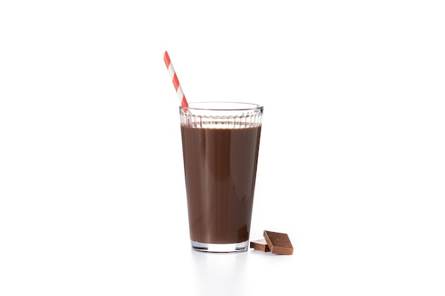 Milkshake al cioccolato in vetro isolato su bianco