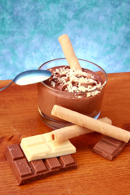 Tazza di mousse al cioccolato con biscotto