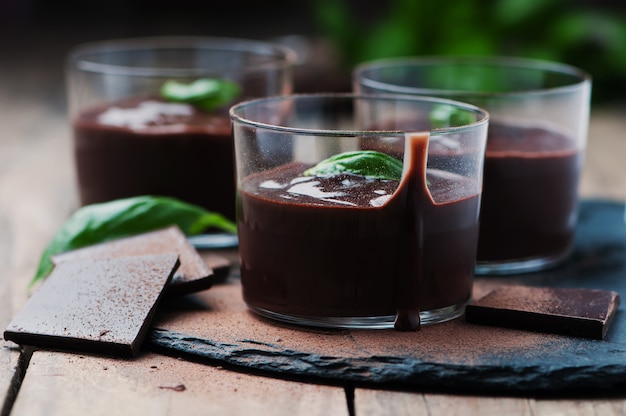 Mousse al cioccolato con basilico