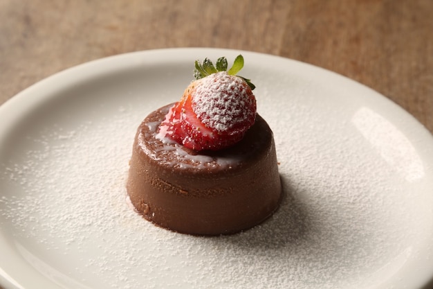 Mousse al cioccolato con frutti rossi.