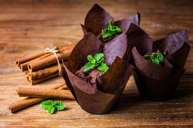 Muffin al cioccolato con menta su un tavolo di legno