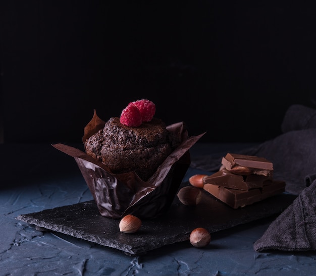 Foto muffin al cioccolato con lampone darkphoto