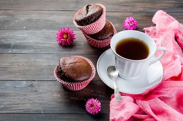 Muffin al cioccolato e una tazza di caffè