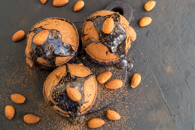 Muffin al cioccolato su uno sfondo scuro.