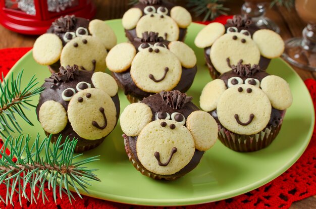 Foto muffin al cioccolato scimmia. il simbolo del nuovo anno