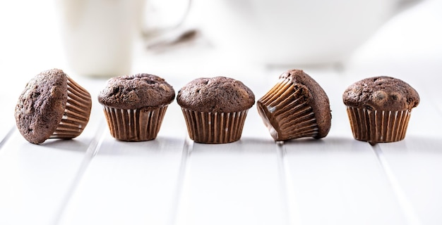 Photo chocolate muffins sweet dark cupcakes on white table