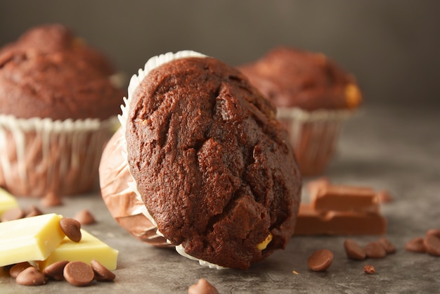 Muffin al cioccolato con gocce di cioccolato isolati.