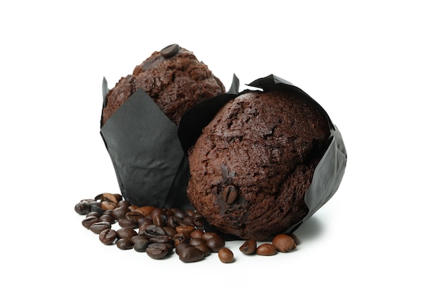 Muffin al cioccolato con semi di caffè isolati su sfondo bianco.